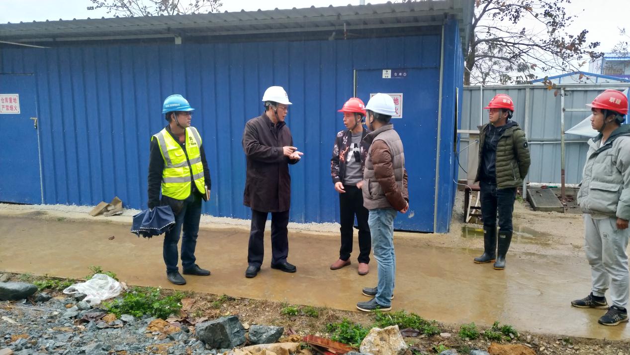 项目工地组在园区项目建设工地检查工地安全生产情况.何涛摄